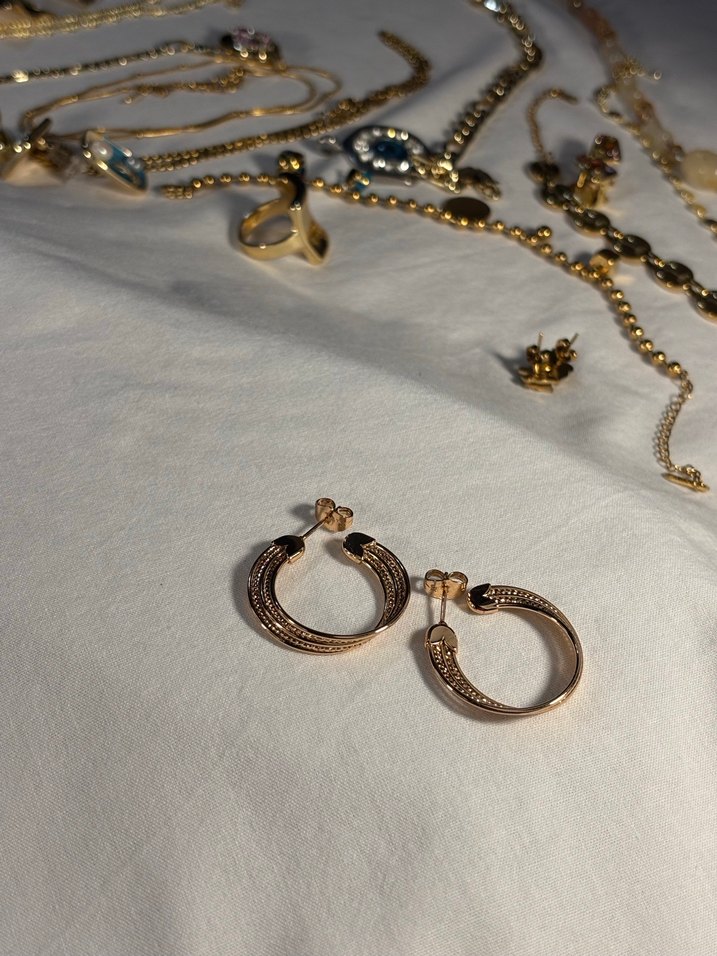 Altın Renk Zincir Detaylı Halka Küpe - Görsel 2