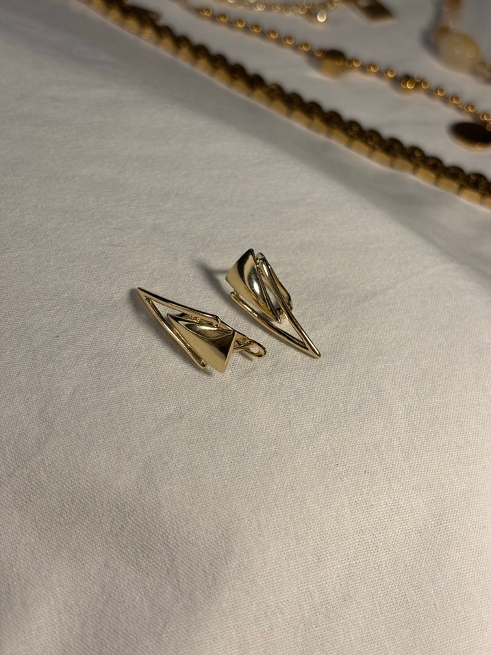 Altın Üçgen Çizgi Detaylı Mini Küpe - Görsel 2