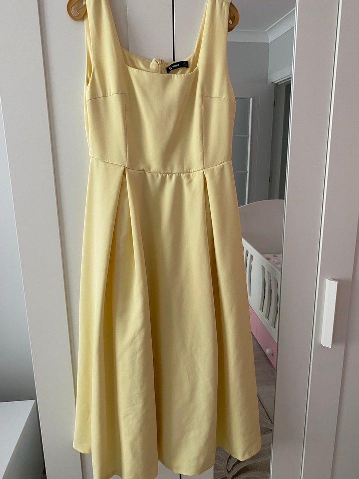 Sarı Midi Pilili Kolsuz Ofis Elbisesi - Görsel 2