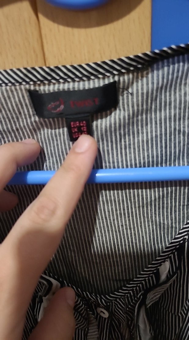 Düğmeli V Yaka Gri Denim Kadın Tişört - Görsel 2