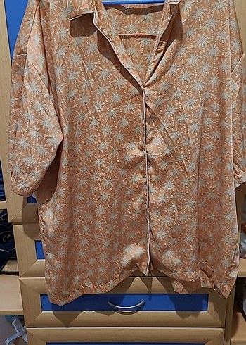 V Yaka Düğmeli Gevşek Kesim Bej Gömlek - Görsel 2