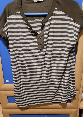 Düğmeli V Yaka Hamile Tişörtü - Görsel 3