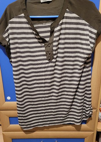 Düğmeli V Yaka Hamile Tişörtü - Görsel 4