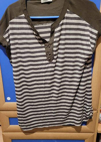 Düğmeli V Yaka Hamile Tişörtü - Görsel 2