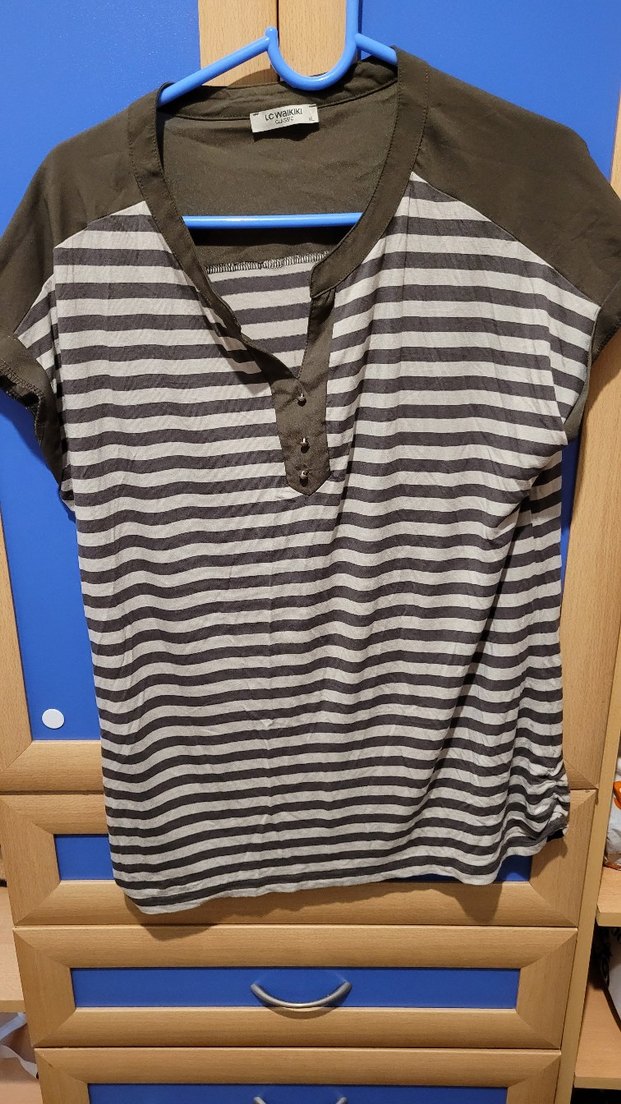 Düğmeli V Yaka Hamile Tişörtü - Görsel 3