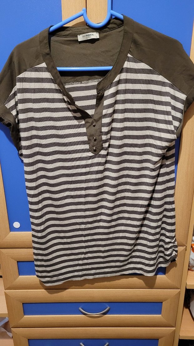 Düğmeli V Yaka Hamile Tişörtü - Görsel 4