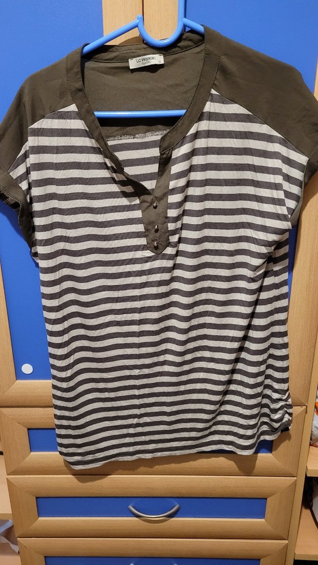 Düğmeli V Yaka Hamile Tişörtü - Görsel 2