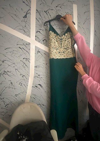 Dantel Detaylı V Yakalı Uzun Yeşil Abiye - Görsel 2