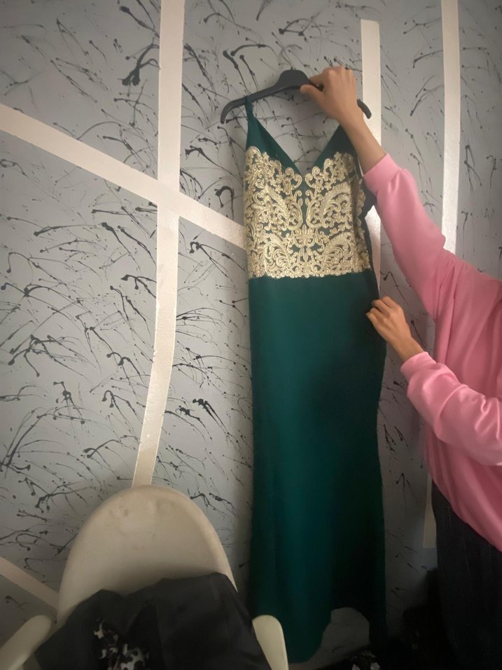 Dantel Detaylı V Yakalı Uzun Yeşil Abiye - Görsel 2