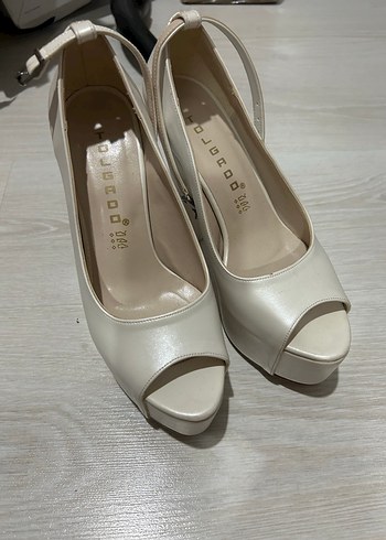 Beyaz Deri Tokalı Kadın Topuklu Ayakkabı - Görsel 3