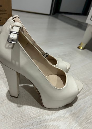 Beyaz Deri Tokalı Kadın Topuklu Ayakkabı - Görsel 2