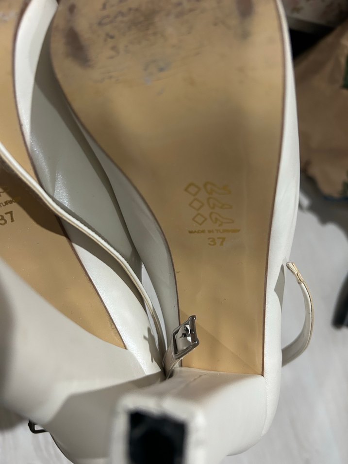 Beyaz Deri Tokalı Kadın Topuklu Ayakkabı - Görsel 4