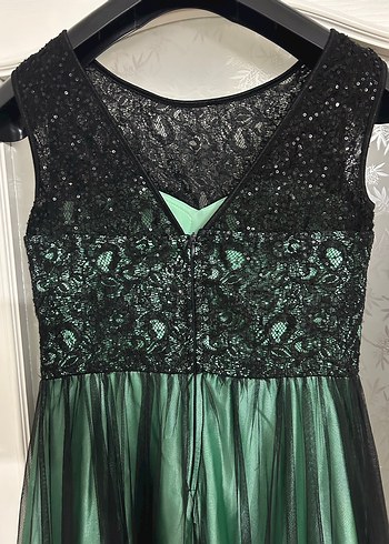 Yeşil Uzun Abiye Elbise Siyah Dantel Detaylı - Görsel 3