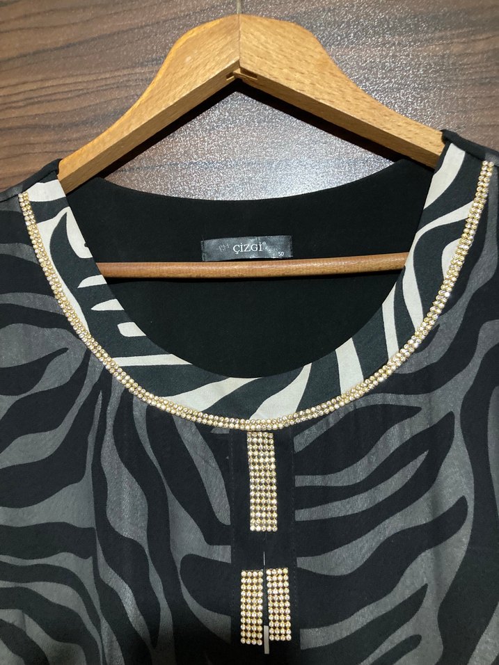 Zebra Desenli Zincir Detaylı Siyah Uzun Elbise - Görsel 3
