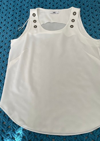 ADL Düğmeli Beyaz Kolsuz Kadın Bluz - Görsel 3