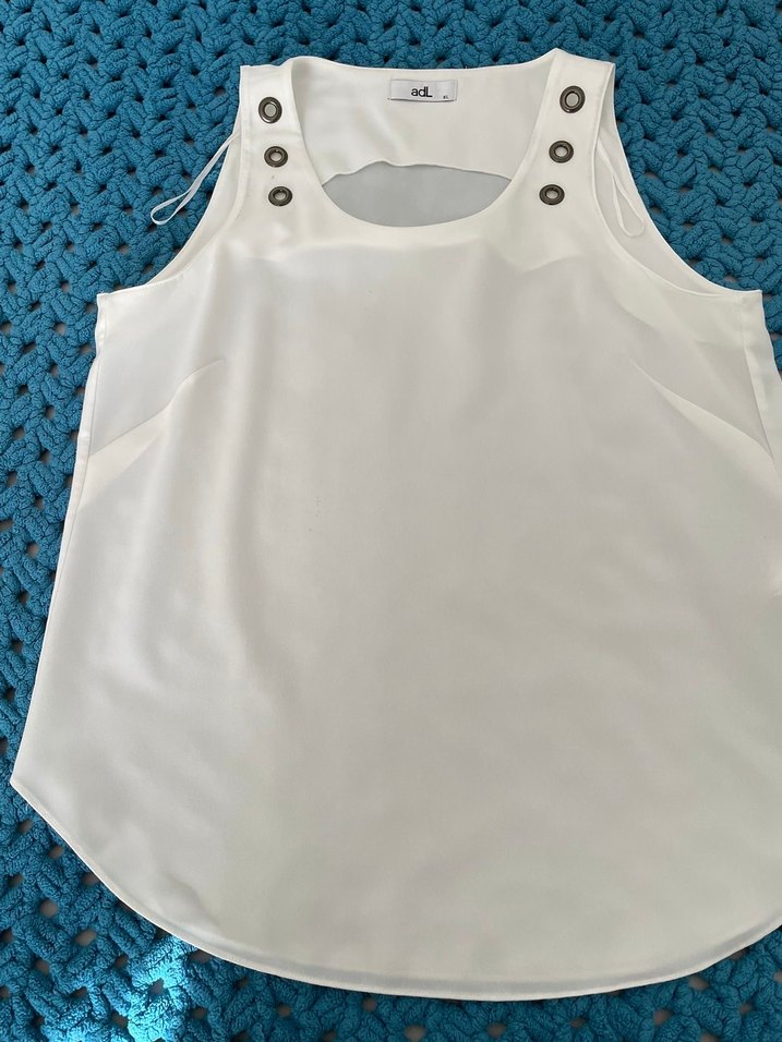 ADL Düğmeli Beyaz Kolsuz Kadın Bluz - Görsel 3