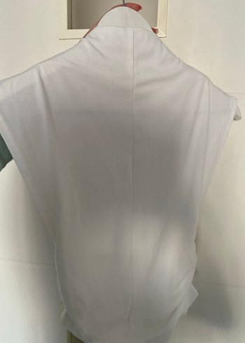 Drapeli Yüksek Yakalı Kolsuz Beyaz Bluz - Görsel 4