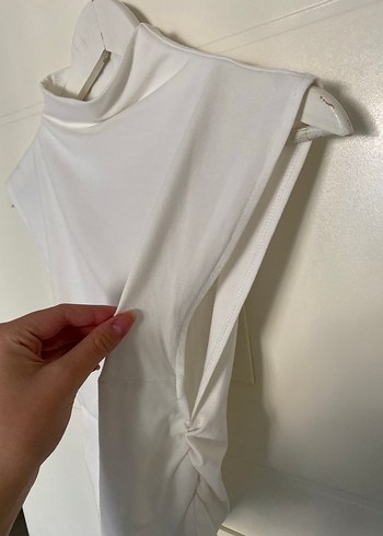 Drapeli Yüksek Yakalı Kolsuz Beyaz Bluz - Görsel 2