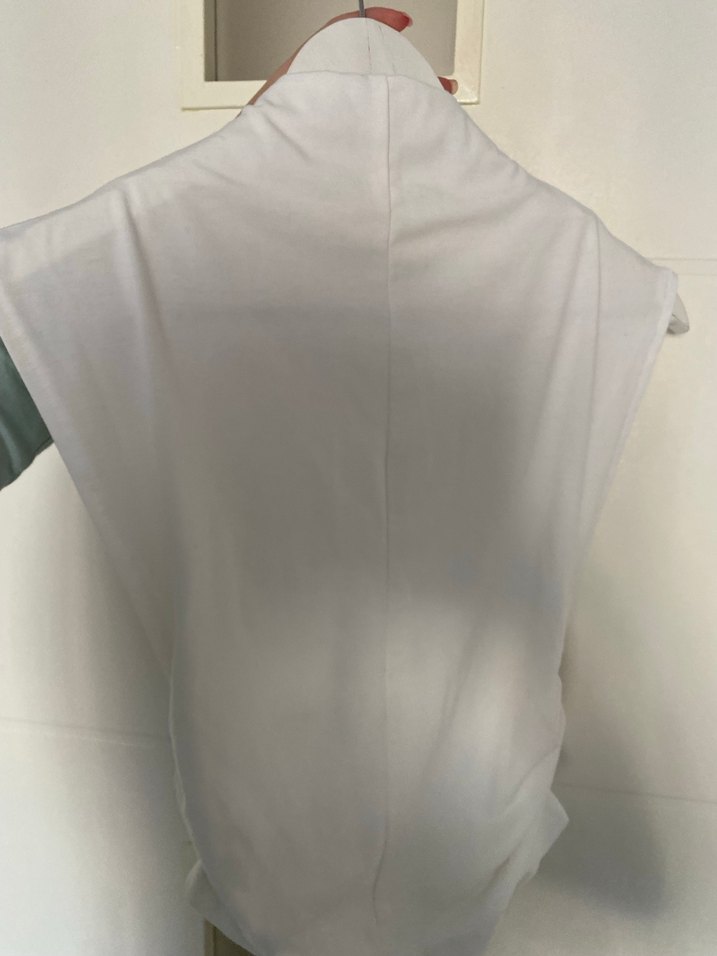 Drapeli Yüksek Yakalı Kolsuz Beyaz Bluz - Görsel 4