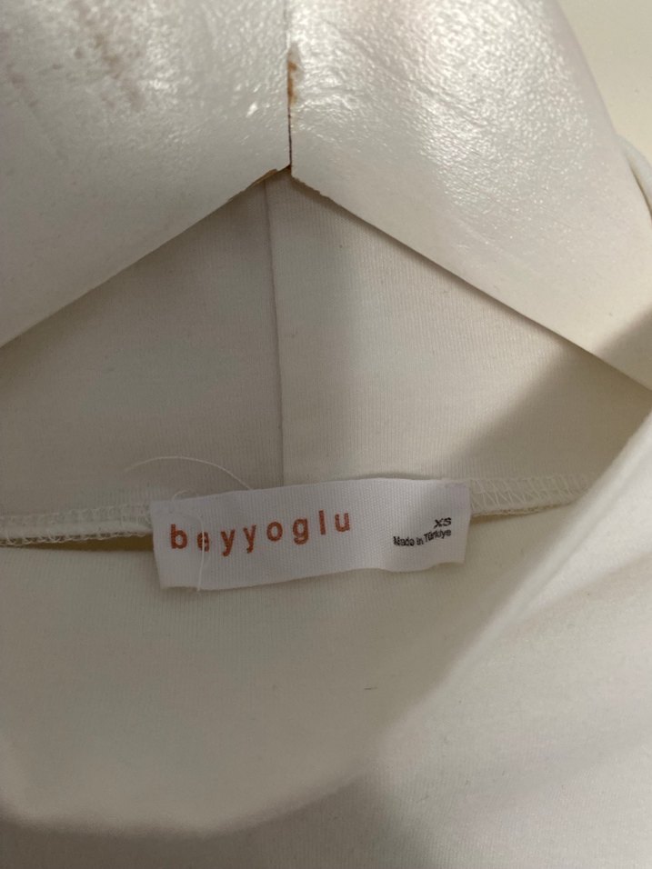 Drapeli Yüksek Yakalı Kolsuz Beyaz Bluz - Görsel 3