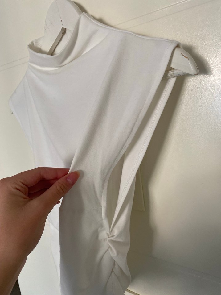 Drapeli Yüksek Yakalı Kolsuz Beyaz Bluz - Görsel 2