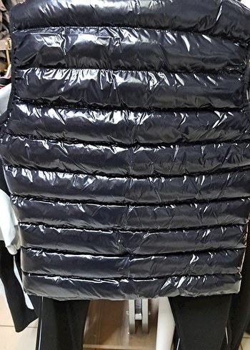 Siyah Kapitone Yelek HUGO Logolu bedenleri  vardır - Görsel 3