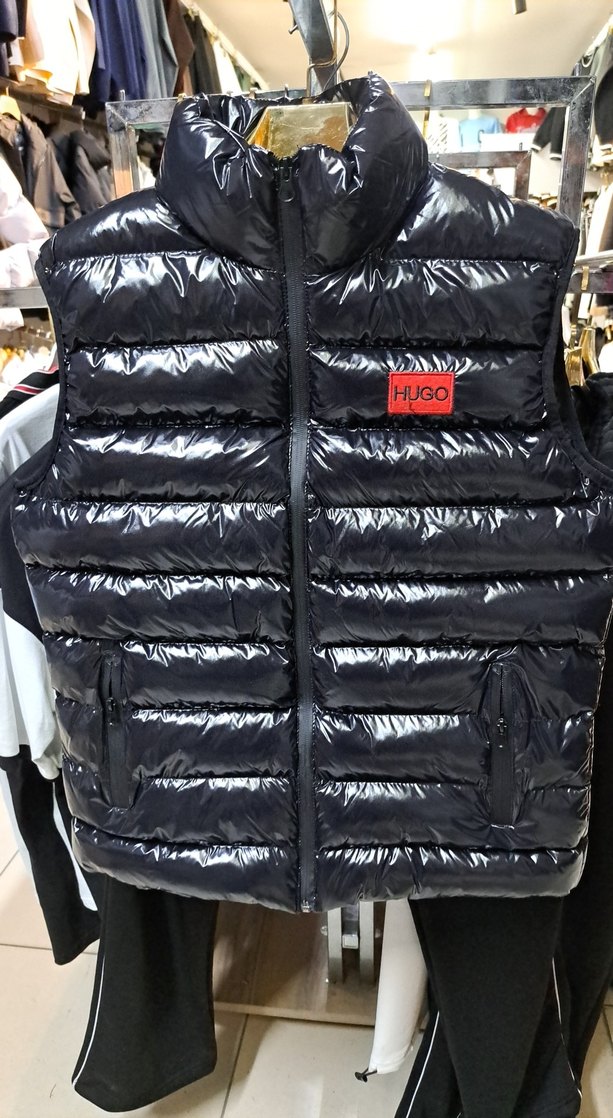 Siyah Kapitone Yelek HUGO Logolu bedenleri  vardır - Görsel 2