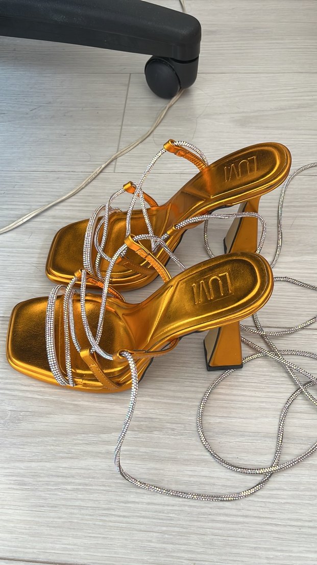 Bağlama detaylı turuncu metalik topuklu ayakkabı - Görsel 2