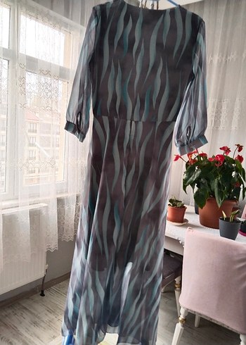 V Yaka Gri Bağcıklı Uzun Elbise - Görsel 3