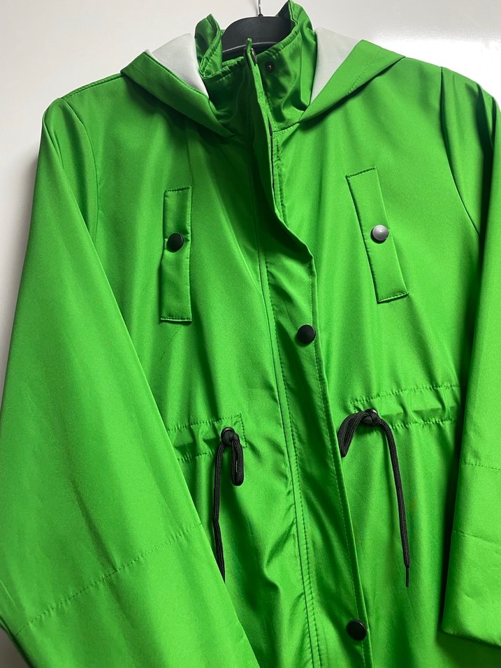 Parlak Yeşil Kadın Uzun Yağmurluk - Görsel 4