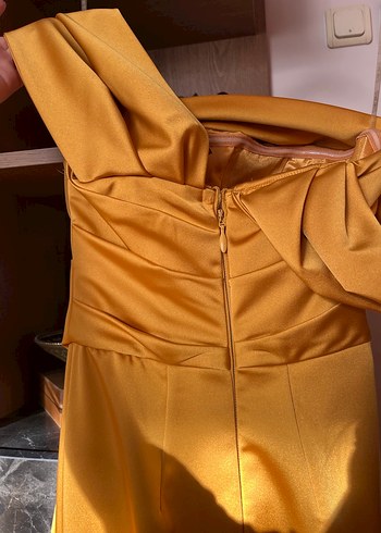 Uzun Drapeli Straplez Altın Renkli Abiye Elbise - Görsel 4