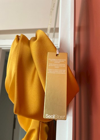 Uzun Drapeli Straplez Altın Renkli Abiye Elbise - Görsel 3