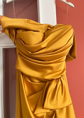 Uzun Drapeli Straplez Altın Renkli Abiye Elbise - Görsel 2