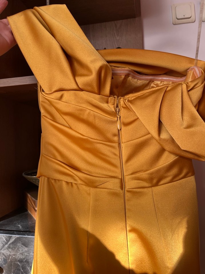 Uzun Drapeli Straplez Altın Renkli Abiye Elbise - Görsel 4