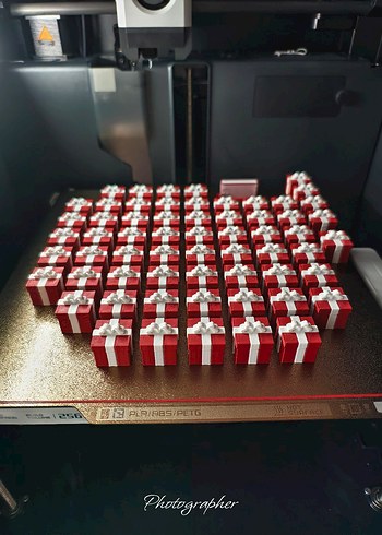 Küçük Kırmızı Beyaz Kurdeleli Hediye Kutuları - Görsel 2