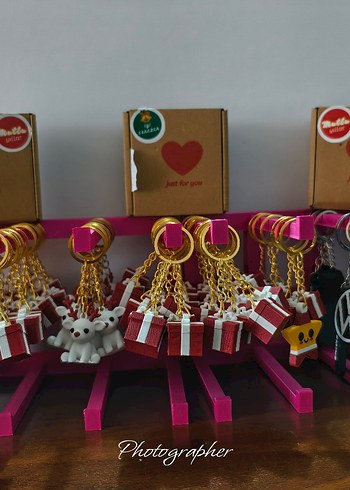 Küçük Kırmızı Beyaz Kurdeleli Hediye Kutuları - Görsel 3