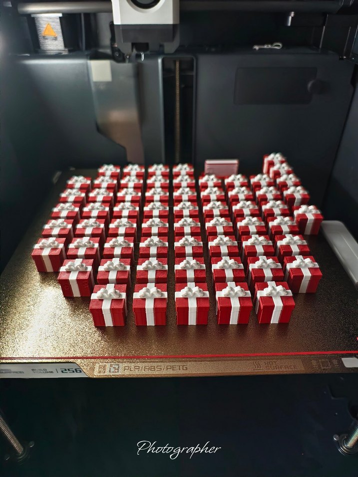 Küçük Kırmızı Beyaz Kurdeleli Hediye Kutuları - Görsel 2