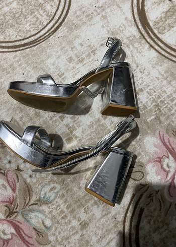 Gri yüksek taban topuklu  bakarsanız defolarını görürsünüz - Görsel 5