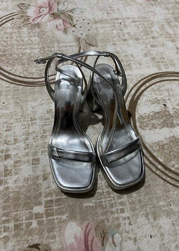 Gri yüksek taban topuklu  bakarsanız defolarını görürsünüz - Görsel 3