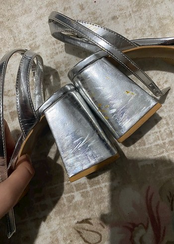 Gri yüksek taban topuklu  bakarsanız defolarını görürsünüz - Görsel 2