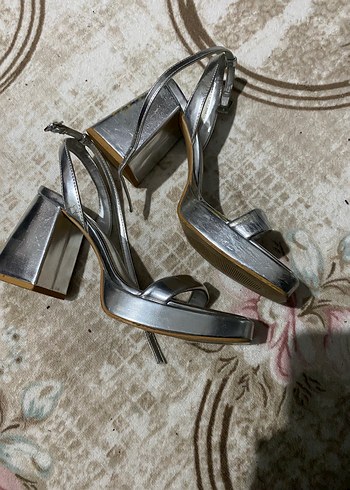 Gri yüksek taban topuklu  bakarsanız defolarını görürsünüz - Görsel 4