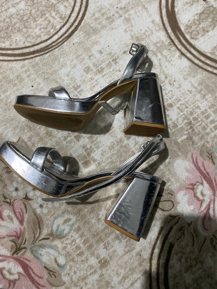 Gri yüksek taban topuklu  bakarsanız defolarını görürsünüz - Görsel 5