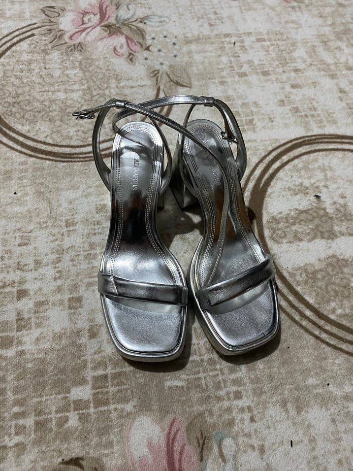 Gri yüksek taban topuklu  bakarsanız defolarını görürsünüz - Görsel 3