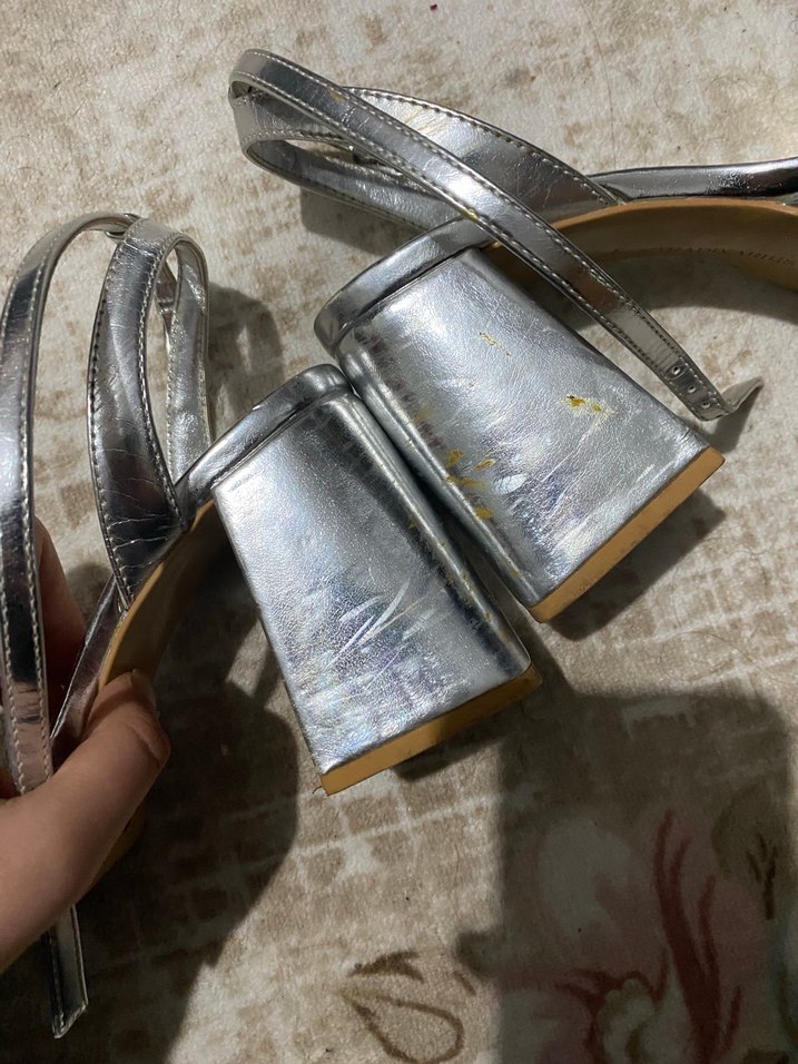 Gri yüksek taban topuklu  bakarsanız defolarını görürsünüz - Görsel 2