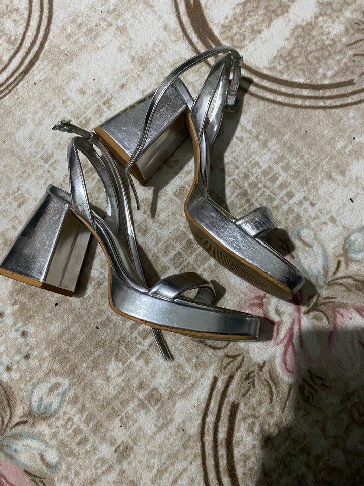 Gri yüksek taban topuklu  bakarsanız defolarını görürsünüz - Görsel 4