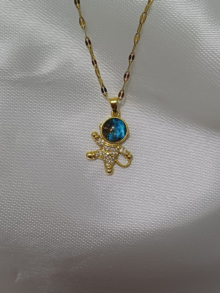 Golde Parlak Taş İşlemeli Gökyüzü Uzay Astronot Çelik Kolye - Görsel 2