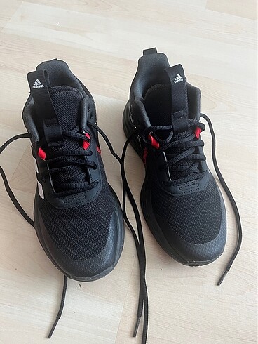 36 Beden siyah Renk Adidas basketbol ayakkabısı