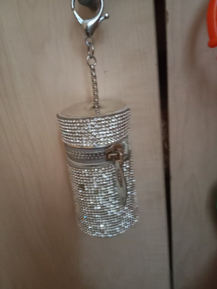 Parlak Gri Zincir Detaylı Kadın Anahtarlık - Görsel 2