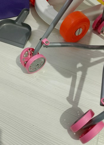 Renkli Oyuncak Arabalar ve Temizlik Seti - Görsel 3