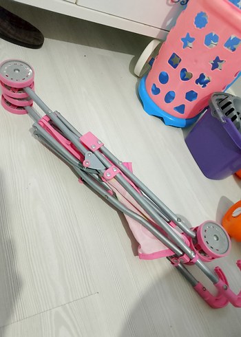 Renkli Oyuncak Arabalar ve Temizlik Seti - Görsel 2